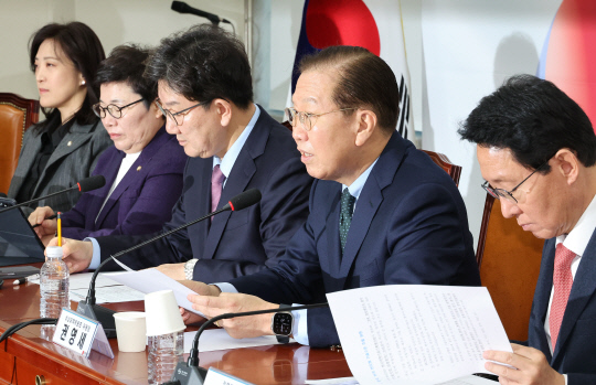 권영세(오른쪽 두번째) 국민의힘 비상대책위원장이 24일 국회에서 열린 비상대책위원 회의에서 발언하고 있다. [연합뉴스]